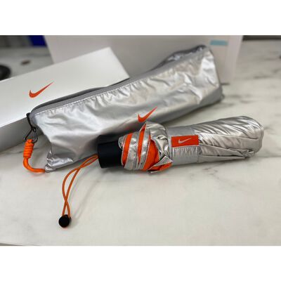 【麗水生活】NIKE 限量雨傘 遮陽傘 收納袋 兩用 乾濕分離 隔熱 防水 鈦銀灰 雨具 購物袋 包包 收納 傘