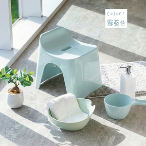 【HUBATH】日本製曲型浴室椅30cm 附舀水勺2件組(Ag+抗菌材質/可耐重100公斤/防潑水設計/沐浴椅)霧藍色