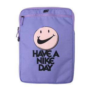 NIKE CLUB LAPTOP SLEEVE GRAPHIC 筆電保護套 16吋筆電包 收納包 雙隔層 防水 防潮 N101605057014紫