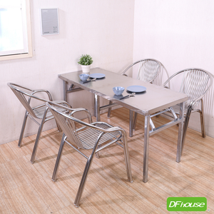 Folding table