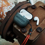 【山水之寶】Skinarma Airpods 4保護殼 Spunk潮風格收納保護套 附掛繩 支援無線充電 附贈手腕帶 原廠公司貨, , large