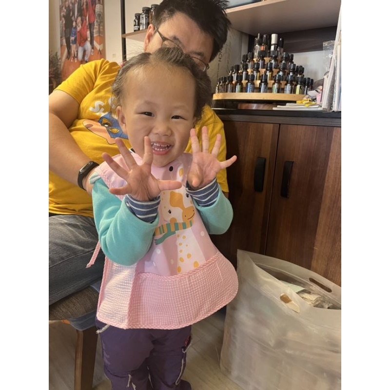 [凱美棉業] 6入組優惠價❗ 隨機出色 無袖兒童防水圍兜 可反穿 適用口水巾/劃劃衣 長頸鹿款, , large