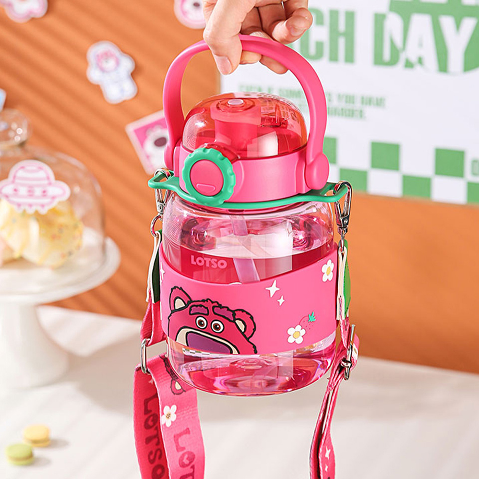 【hababy環安家居】杯具熊小提桶 1100ml｜玩具總動員草莓熊 手提背帶雙飲大容量水壺, , large