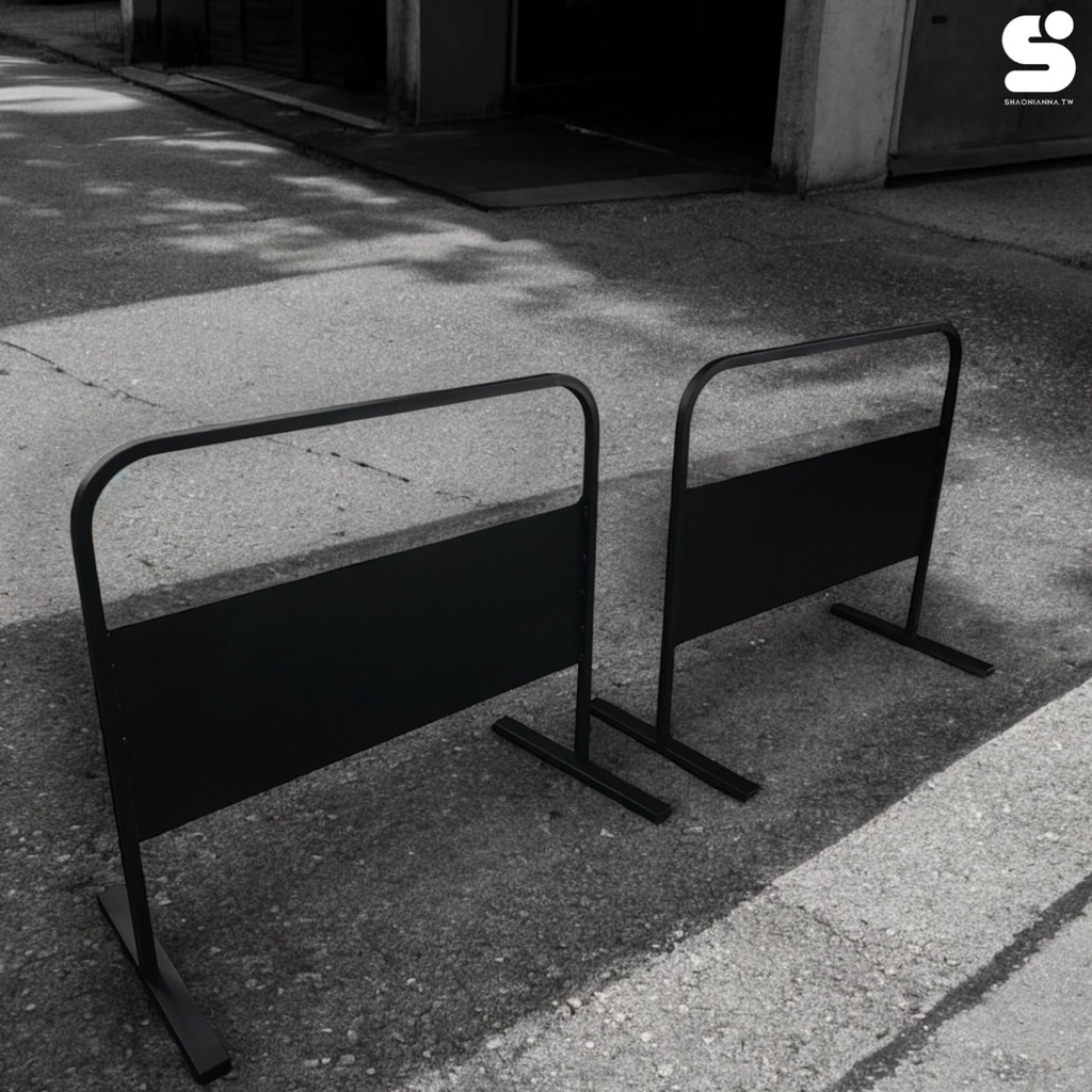 【 SHAONIANNA.TW 】【台灣製】消光黑 禁止停車拒馬｜鐵製告示牌架｜一體成型免組裝 海報架, , large