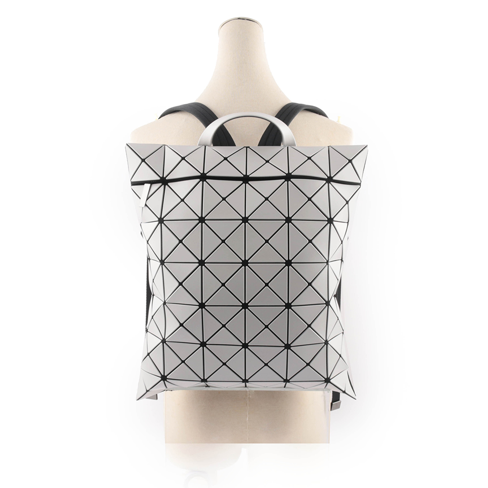 ISSEY MIYAKE BAO BAO LUCENT 啞光霧面扁形後背包/淺灰色, , large
