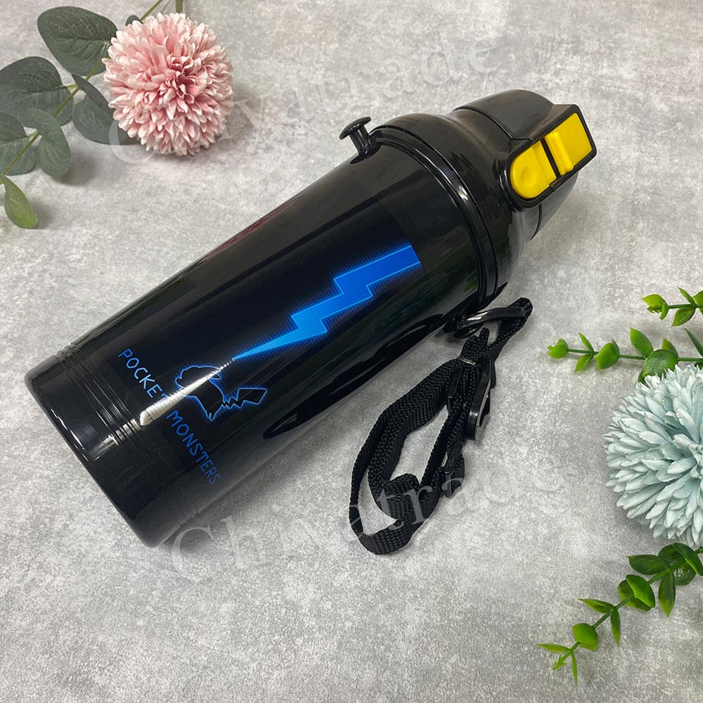 【百科良品】日本製 彈蓋直飲大容量水壺 戶外隨身瓶 抗菌加工 800ML(附背帶)-任選款 寶可夢/美樂蒂/角落生物, , large