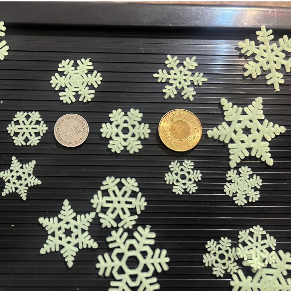GS MALL 台灣製造 買一送一 夜光小雪花片 裝飾牆貼 車貼 下雪 窗貼 壁貼 玻璃貼 造型貼 車窗貼, , large