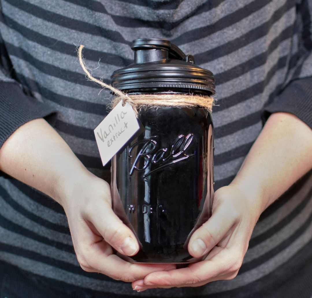 Ball&reg; 32oz/950ml 寬口梅森罐飲料隨行杯-黑色 reCAP Mason Jars Lid POUR cap 全新升級防漏/飲料隨行杯/提把蓋/飲料蓋/冷水壺, , large