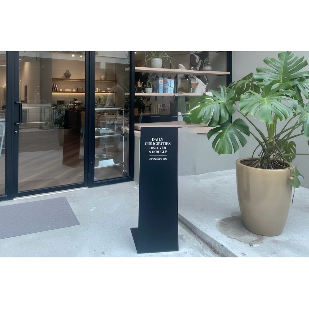 【 SHAONIANNA.TW 】加大金屬落地立牌｜門市入口指示牌｜菜單展示架｜咖啡廳/店面適用, , large